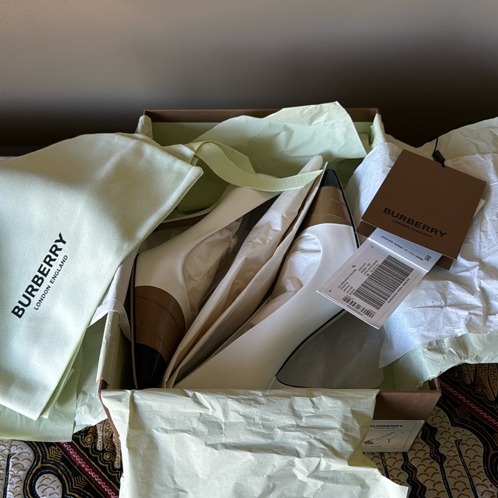Brand new Burberry white black brown pump Annalise 90 size 39